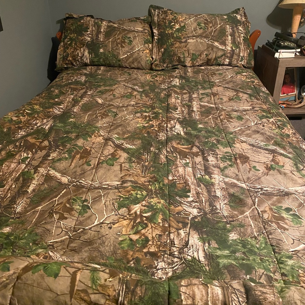 Full/Queen camo comforter, 2 pillow shams, and bed skirt